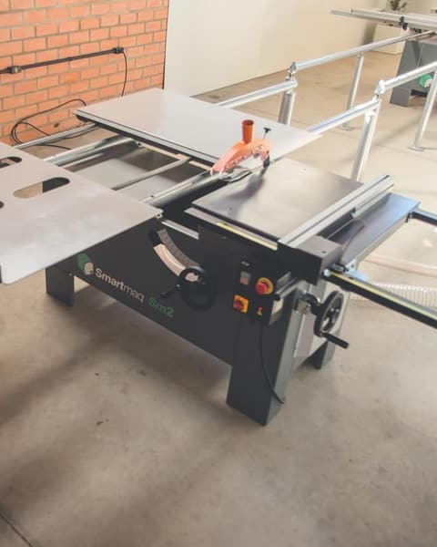 Esquadrejadeira Smartmaq Sm2 numa oficina