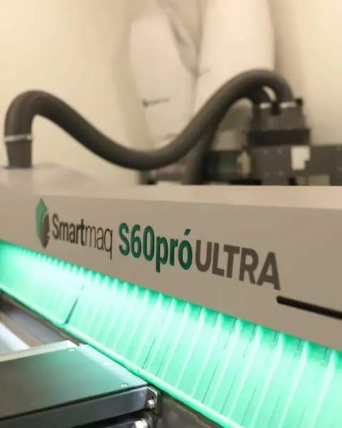 Seccionadora Smartmaq S60 Pró Ultra com a luz verde acesa